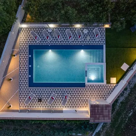 Strmota S Bazenom Apartment Sveti Filip i Jakov