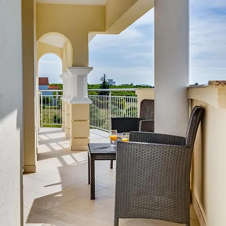 Apartment Strmota S Bazenom Sveti Filip i Jakov