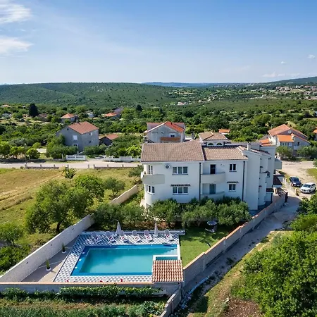 Strmota S Bazenom Apartment Sveti Filip i Jakov