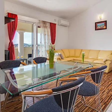 Strmota S Bazenom Apartment Sveti Filip i Jakov