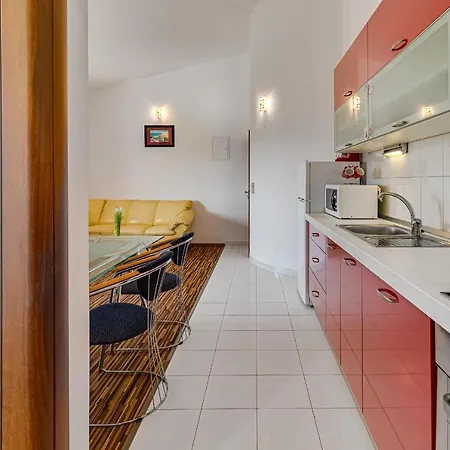 Strmota S Bazenom Apartment Sveti Filip i Jakov