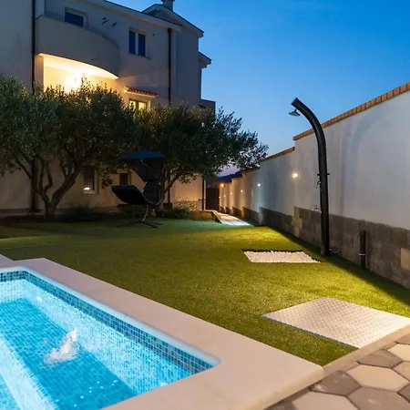 Strmota S Bazenom Apartment