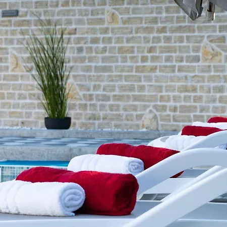 Apartment Strmota S Bazenom Sveti Filip i Jakov