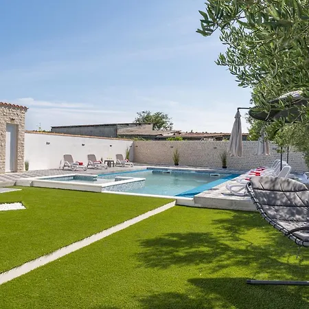 Strmota S Bazenom Apartment